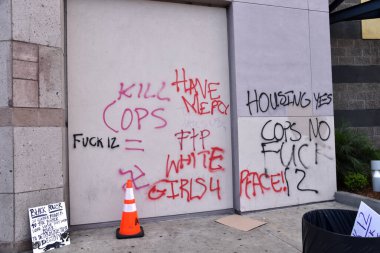Los Angeles, CA / USA - 30 Mayıs 2020: Siyahi Yaşamları Değerli Protestolardan alınan graffiti, Batı Los Angeles 'ta Cienega Caddesi' ndeki lüks bir binayı yerle bir etti