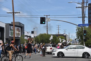 Beverly Hills, CA / USA - 30 Mayıs 2020: Black Lives Matter Protestocuları, George Floyd 'un öldürülmesi üzerine Beverly Hills' te La Cienega ve Third caddelerini kapattılar