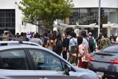 Beverly Hills, CA / USA - 30 Mayıs 2020: Siyahi Yaşamı Önemseyen Protestocular, George Floyd 'un öldürülmesi nedeniyle Fairfax Bölgesi' ndeki trafiği tıkadı 