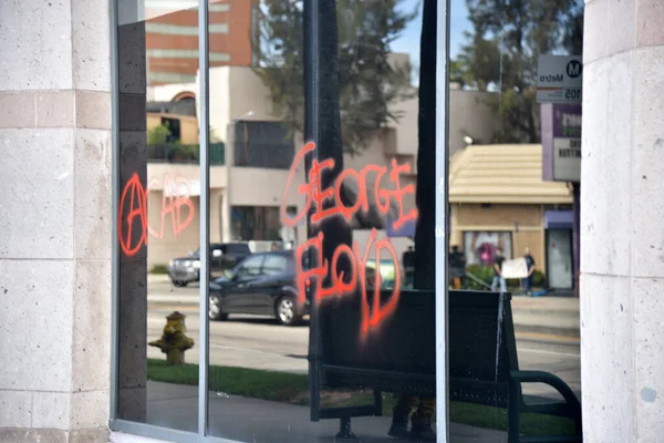 Los Angeles, CA / USA - 30 Mayıs 2020: Batı Los Angeles ve Beverly HIlls 'teki Siyahi Yaşamlar Önemi Protestosu' ndan graffiti Üçüncü Cadde ve La Cienega Caddeleri 'ndeki bir yayını kapsıyor
