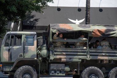 Hollywood, CA / USA - 3 Haziran 2020: Hollywood ve Vine 'da konuşlanmış Kaliforniya Ulusal Muhafız Teşkilatı Siyahların Yaşamları Önemli Protestolarının üçüncü gününde ünlü kavşakta