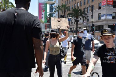 Hollywood, CA / USA - 3 Haziran 2020: Siyahi Hayatlar Önemlidir Protestocuları Hollywood ve Vine caddelerinde toplandı