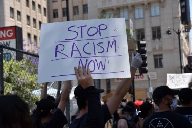 Hollywood, CA / USA - 3 Haziran 2020: Siyahi Yaşamı Önemli Protestocular Hollywood ve Vine sokaklarında ırkçılık işaretlerini durdurdu