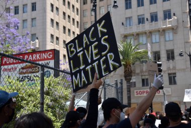 Hollywood, CA / USA - 3 Haziran 2020: Siyahi Yaşamı Önemlidir Protestocuları Hollywood ve Vine caddelerinde tabela tutuyorlar 