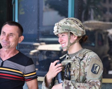 Hollywood, CA / USA - 3 Haziran 2020: Bir Kaliforniya Ulusal Muhafız askeri, Siyahların Yaşamı Önemli Protestoları sırasında Hollywood Şöhretler Yolu 'nda bir sivilin yanında duruyor