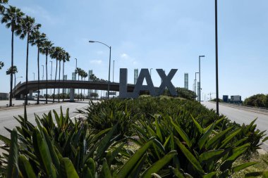 Los Angeles, CA / USA - 24 Mayıs 2020: Los Angeles Uluslararası Havalimanı 'na giriş çıkış yapan Dünya Yolu COVID-19 nedeniyle hafta sonu terk edildi