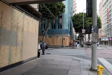 Los Angeles, CA / USA - 1 Haziran 2020: Broadway Tiyatro Bölgesi, 29 Mayıs 'taki Siyahi Yaşamlar Önemlidir ayaklanmaları sonrasında tarihi Orpheum Tiyatrosu yakınlarına kurulup terk edildi