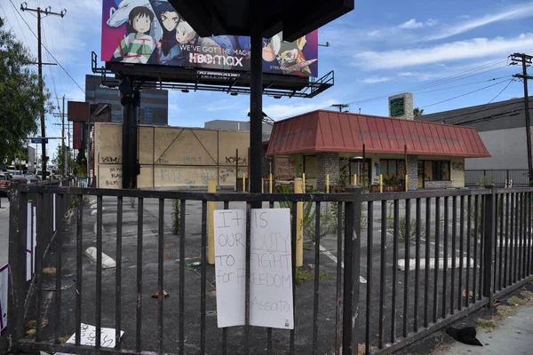 ロサンゼルス Usa 2020年5月30日 フェアファックス地区のレストランとその上の看板は ジョージ フロイド殺害に対するブラック ライフ マターの抗議の後 落書きで破壊されています — ストック写真