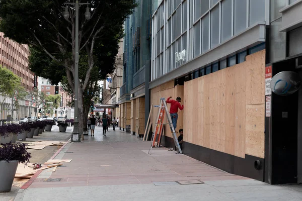 Los Angeles Usa June 2020 Workers Boarding Businesses Historic Eastern — стоковое фото