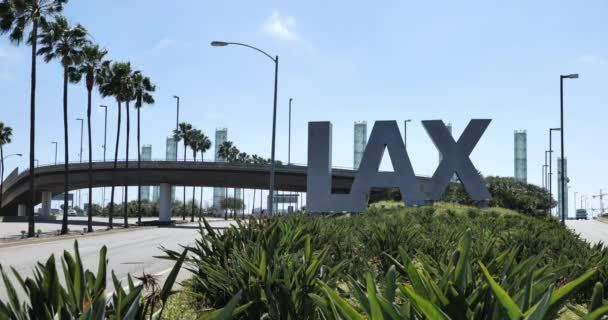 ロサンゼルス Usa 2020年5月25日 ロサンゼルス国際空港につながる世界の道は コロナウイルスの隔離中に記念の日に捨てられています — ストック動画