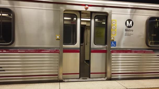 Λος Άντζελες Usa Μαΐου 2020 Πόρτες Κλείνουν Ένα Άδειο Μετρό — Αρχείο Βίντεο