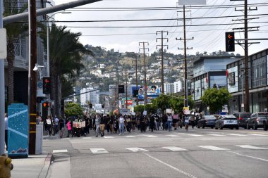 Los Angeles, CA / USA - 30 Mayıs 2020: George Floyd için Batı Hollywood / Beverly Hills 'te La Cienega Bulvarı' na yürüyen siyahi protestocular