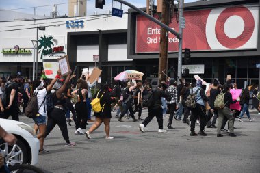 Beverly Hills, CA / USA - 30 Mayıs 2020: Siyah Yaşamı Önemseyen Protestocular Beverly Center ve Beverly Connecion alışveriş merkezlerindeki Üçüncü Cadde 'de yürüdüler