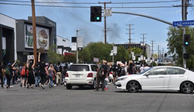 Los Angeles, CA / USA - 30 Mayıs 2020: Siyahi Yaşamı Önemseyen Protestocular George Floyd cinayeti nedeniyle La Cienega Bulvarı 'nda Üçüncü Cadde' yi kapattı