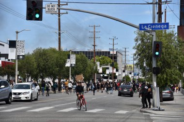Beverly Hills, CA / USA - 30 Mayıs 2020: Siyahi Yaşamı Önemli Göstericiler La Cienega ve Üçüncü Cadde 'deki caddeleri kapatırken, yanan polis arabalarından çıkan dumanlar uzak mesafede