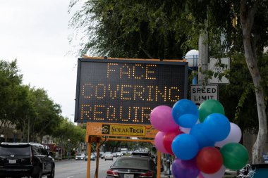 Batı Hollywood, CA / USA - 5 Haziran 2020: Siyahi Yaşamı Önemli Protestolara rağmen, bir yol tabelasında Coronavirus İçin Gereken Yüz Kaplaması