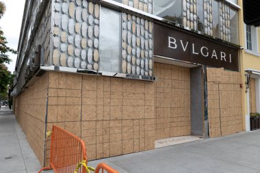Beverly Hills, CA / USA - Rodeo Drive 'daki Bvlgari mağazası Siyahların Yaşamı Önemli Protestoları sırasında yağmalandıktan sonra kapatıldı ve barikat kuruldu