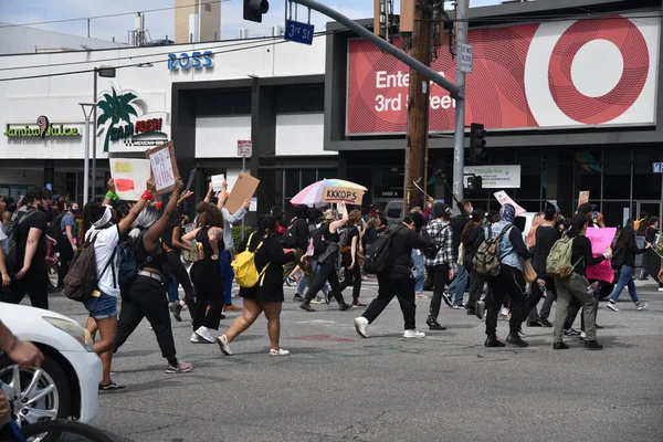 Beverly Hills, CA / USA - 30 Mayıs 2020: Siyah Yaşamı Önemseyen Protestocular Beverly Center ve Beverly Connecion alışveriş merkezlerindeki Üçüncü Cadde 'de yürüdüler