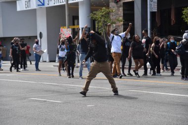 Los Angeles, CA / USA - 30 Mayıs 2020: George Floyd protestoları sırasında Öfkeli Siyah, Batı Los Angeles 'taki Üçüncü Cadde' de sprey boyayla madde protestocusu