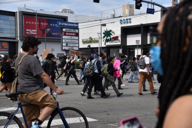 Beverly Hills, CA / USA - 30 Mayıs 2020: Siyah Yaşamı Önemseyen Protestocular Beverly Center ve Beverly Connecion alışveriş merkezlerindeki Üçüncü Cadde 'de yürüdüler