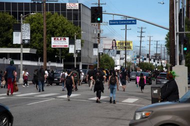 Los Angeles, CA / USA - 30 Mayıs 2020: Fairfax ilçesindeki 3. Cadde 'deki Siyahi Yaşamlar Protestocuları Önemsiyor, uzaktaki yanan polis arabalarından duman çıkıyor