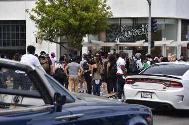 Beverly Hills, CA / USA - 30 Mayıs 2020: Siyahi Yaşamı Önemseyen Protestocular, George Floyd 'un öldürülmesi nedeniyle Fairfax Bölgesi' ndeki trafiği tıkadı
