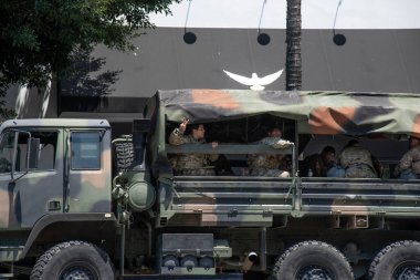 Hollywood, CA / USA - 3 Haziran 2020: Hollywood ve Vine 'da konuşlanmış bir Kaliforniya Ulusal Muhafız Subayı Siyahi Yaşamlar Meselesi sırasında kalabalığa barış işareti yapıyor