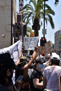 Hollywood, CA / USA - 3 Haziran 2020: Siyahi Yaşamı Önemli Protestocular, Hollywood ve Vine sokaklarında düzenlenen protestoların üçüncü gününde George Floyd için adalet arıyorlar
