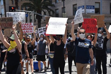 Hollywood, CA / USA - 3 Haziran 2020: Hollywood ve Vine caddelerinde George Floyd için barışçıl bir Siyahi Yaşamı Önemli Protesto düzenlendi