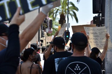 Hollywood, CA / USA - 3 Haziran 2020: Hollywood ve Vine caddelerinde düzenlenen protestoların üçüncü gününde George Floyd için adalet arayan Siyahi Hayatlar Önemlidir Protestocuları