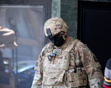 Hollywood, CA / USA - 3 Haziran 2020: Siyah Yaşamlar Önemi Protestoları sırasında Hollywood Şöhretler Yolu 'nda bir Kaliforniya Ulusal Muhafız askeri beklemede