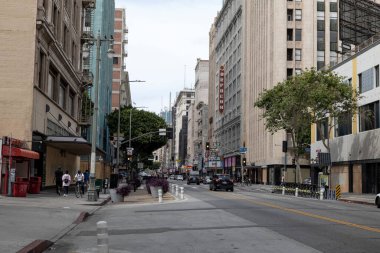Los Angeles, CA / USA - 1 Haziran 2020: 29 Mayıs 'ta Los Angeles' ın Broadway Tiyatro Bölgesi 'nde Siyahların Yaşamı Önemlidir ayaklanmalarında işletmeler kapatıldı