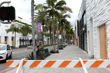 Beverly Hills, CA / USA - Rodeo Drive, Black Lives Matter 'ın lüks alışveriş bölgesindeki her mağazanın yağmalandığı protestolardan sonra kapatıldı ve barikat kuruldu