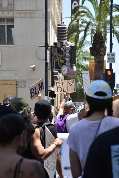 Hollywood Eua Junho 2020 Black Lives Matter Manifestantes Segurando Cartazes — Fotografia de Stock