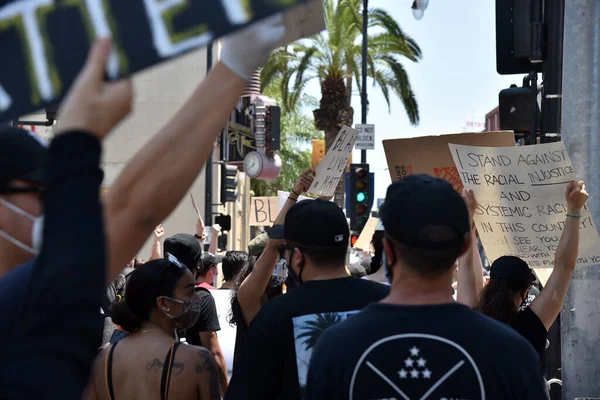 美国加利福尼亚州好莱坞 2020年6月3日 为乔治 弗洛伊德 George Floyd 在好莱坞和Vine街寻求正义的黑人生活问题抗议者在好莱坞举行了第三天的抗议活动 — 图库照片