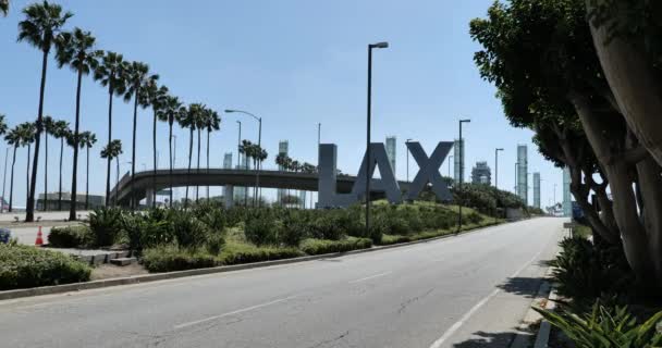 ロサンゼルス Usa 2020年5月25日 ロサンゼルス国際空港に近づく世界の道は コロナウイルスの隔離中のメモリアルデーの週末に捨てられています — ストック動画