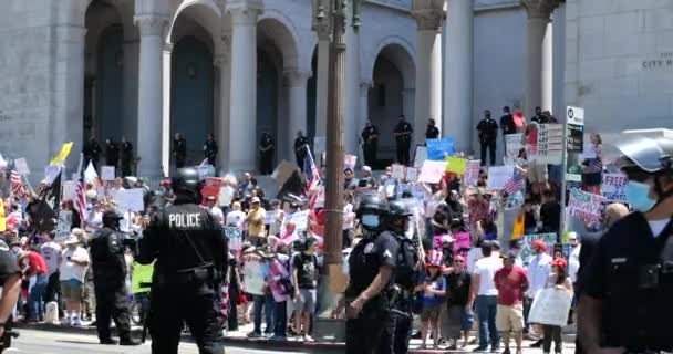 美国加利福尼亚州洛杉矶 2020年5月2日 抗议者聚集在洛杉矶市政厅前抗议Covid 19检疫抗议 — 图库视频影像