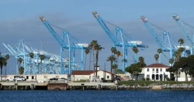 Los Angeles, CA / USA - 27 Nisan 2020: Los Angeles limanındaki ABD Sahil Güvenlik binalarının üstündeki Gantry vinç kulesi