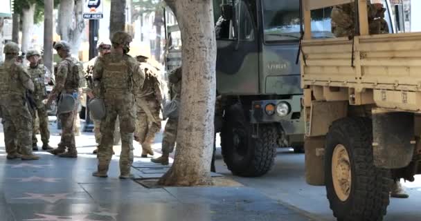 Hollywood Usa Juni 2020 Army National Guard Trupper Och Lastbilar — Stockvideo