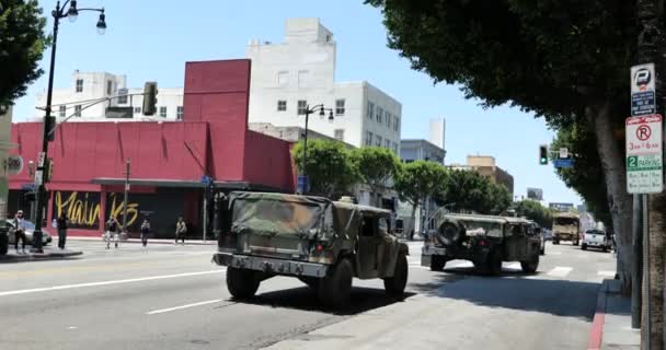 美国加利福尼亚州好莱坞 2020年6月4日 在黑人生活事件引发的抗议活动演变成暴力并导致抢劫之后 由卡车装载的Army国民警卫队在好莱坞大道上巡逻 — 图库视频影像