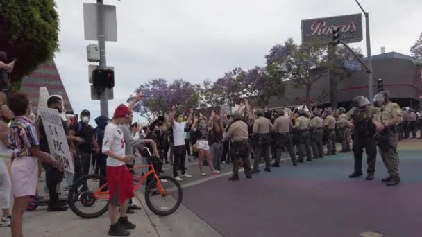 Los Angeles Usa Mai 2020 Black Lives Matter Demonstranten Stellen — Stockvideo