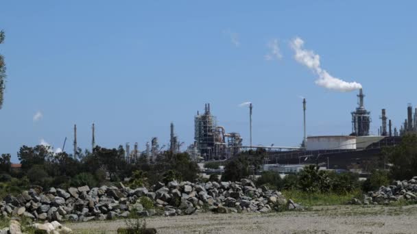 Smoke Smokestacks Oil Refinery Southern California — Stockvideo