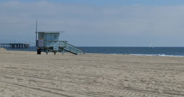 Lifeguard Hut Deserted Beach Pier Sailboat Background — Stock videók