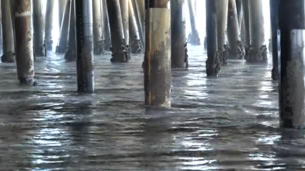 Water Receding Back Ocean Santa Monica Pier — Stockvideo