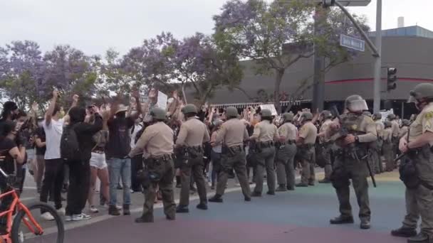 West Hollywood Usa June 2020 Police Form Barrier Black Lives — Stockvideo