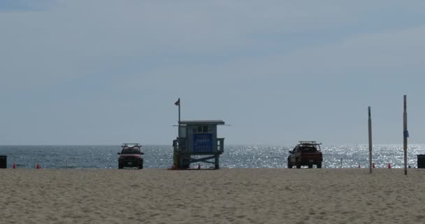 Lifeguard Hut Trucks Silhouetted Afternoon Sunlight Hermosa Beach Southern California — Stockvideo