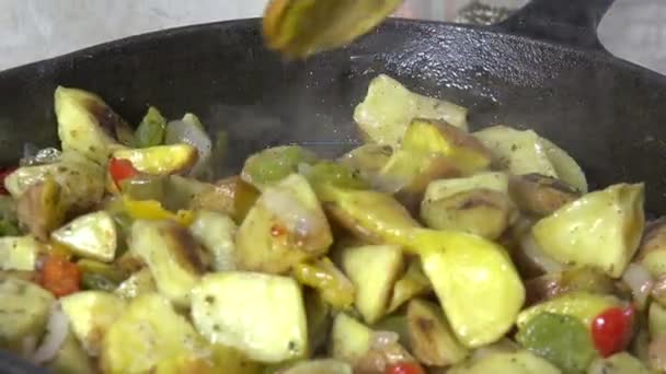 Agitar Las Patatas Con Pimiento Una Sartén Hierro Fundido — Vídeo de stock