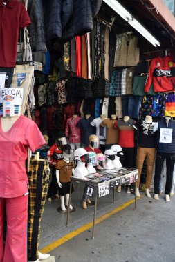 Los Angeles, CA / USA - 19 Mayıs 2020: Moda perakendecileri COVID-19 karantina yüz maskeleri ve kalkanları ürün teşhisine eklendikten sonra yeniden açılırken