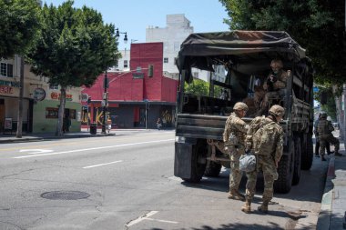 Hollywood, CA / USA - 3 Haziran 2020: Hollywood Şöhret Yolu üzerindeki Kaliforniya Ulusal Muhafız Teşkilatı Siyahların Yaşamı Önemli Protestoları sırasında