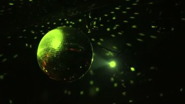 Işığı yansıtan yeşil bir disko topuna yakın çekim